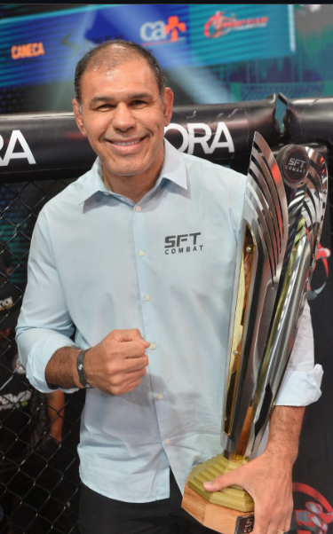 Rogério Nogueira Minotouro holding the SFT Combat trophy